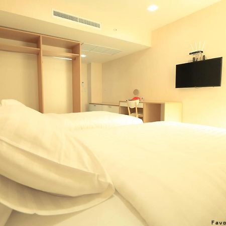 Favori Hostel Bangkok Surawong Exterior foto