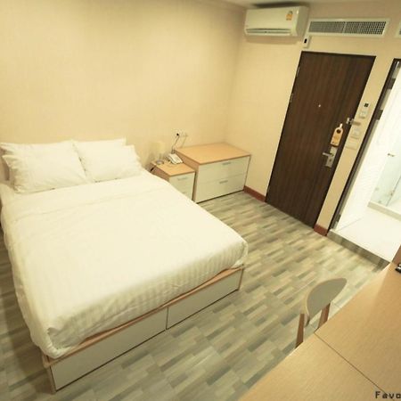 Favori Hostel Bangkok Surawong Exterior foto